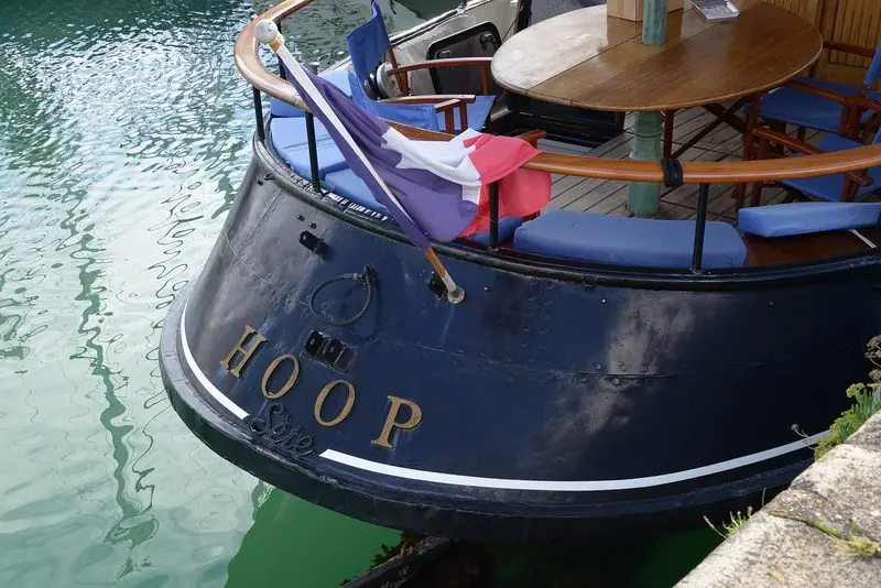 A French tricolore ensign flies over the stern of the 1907-built Hoop, with home port Sete lettered on the transom