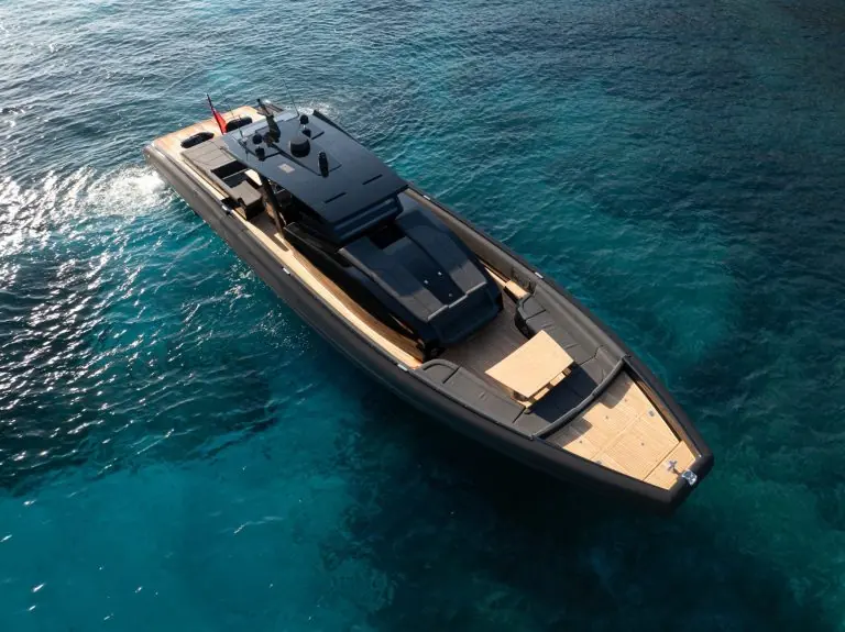 The BS 200 underway. The BS 260 shares the same black-hulled, hard-top Black Shiver styling at nearly a third more length.